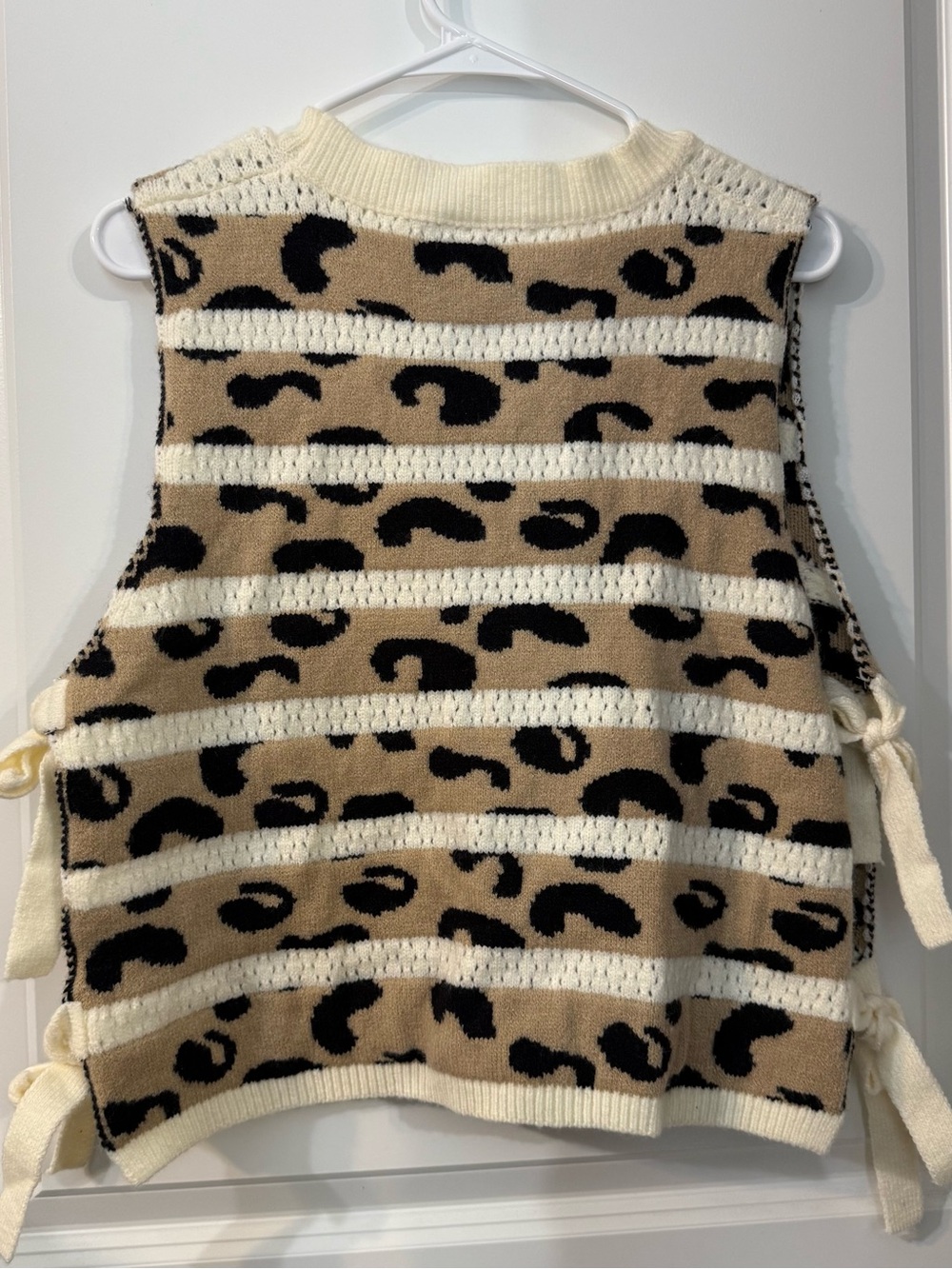BiBi Leopard Print Side Tie Sweater Vest Size Large Cream Tan Sleeveless Knit - Picture 3 of 6